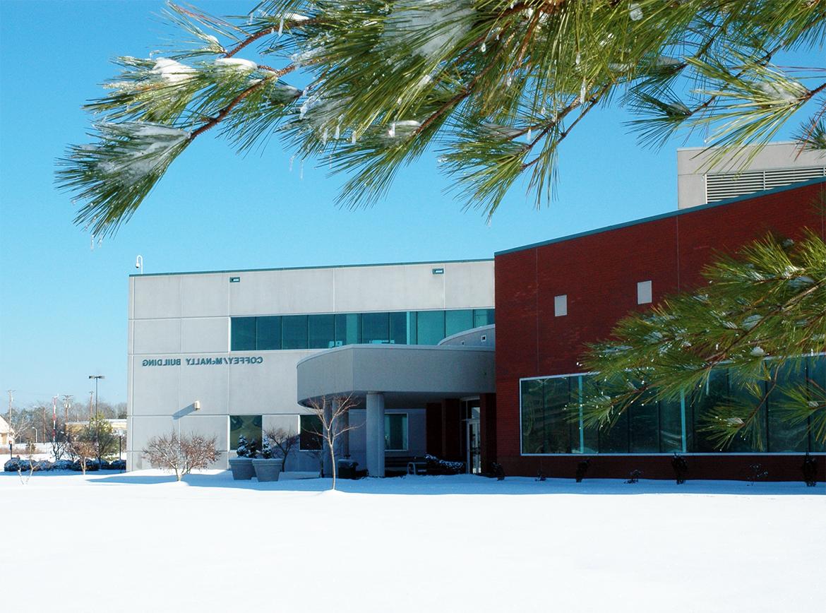 白雪覆盖的橡树岭校园图片